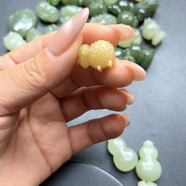 【闪购商品】颈饰未镶嵌和田玉一***?