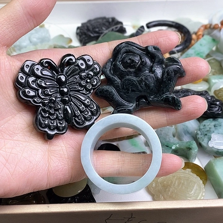 L***3翡翠未镶嵌颈饰天然翡翠