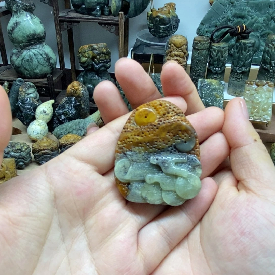 未镶嵌岫岩河磨玉（透闪石质玉）把件春*