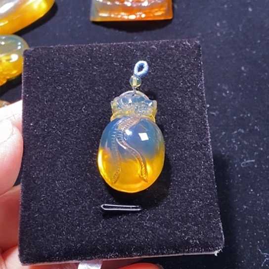 琥珀未镶嵌颈饰钱袋子