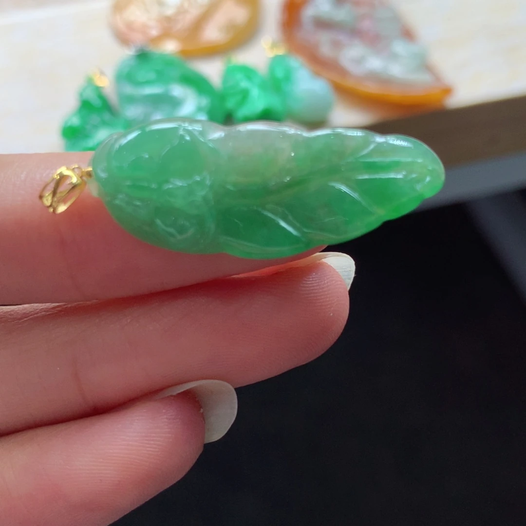 翡翠18K金镶嵌颈饰吊坠