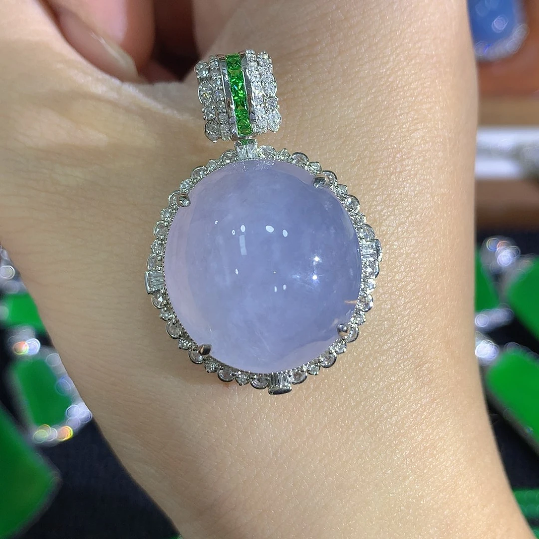 翡翠18K金镶嵌颈饰蛋面