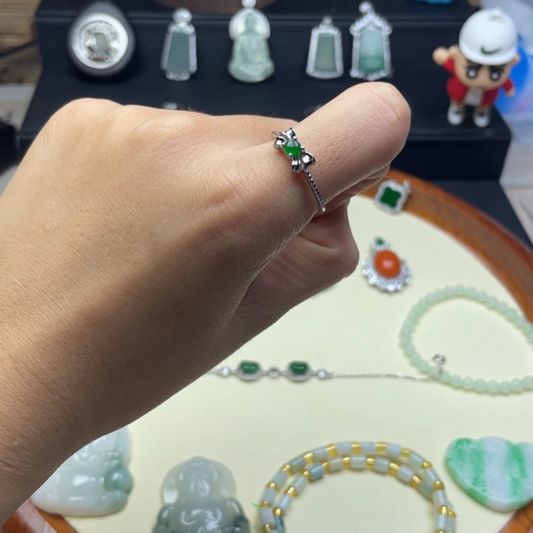 翡翠未镶嵌戒指蝴蝶结
