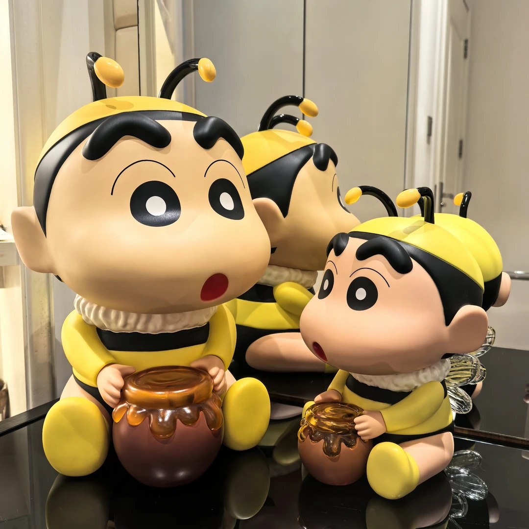 新款坐姿公仔潮玩摆件礼物摆件蜡笔小新摆件办公室手办