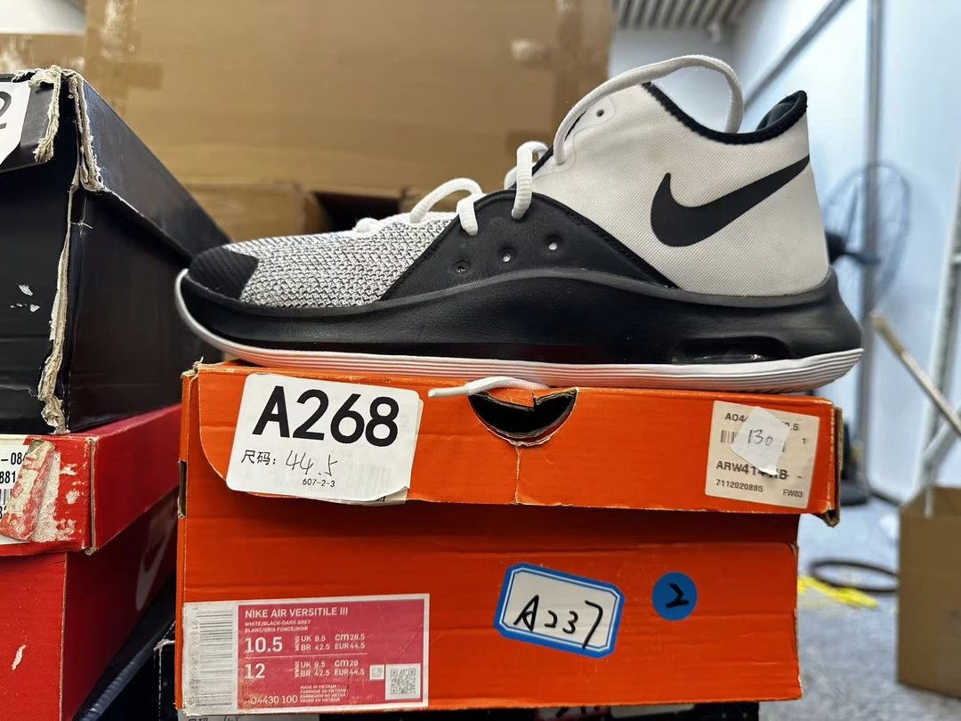 Nike  黑白  全新原盒 44.5码  11月21 bai  A268