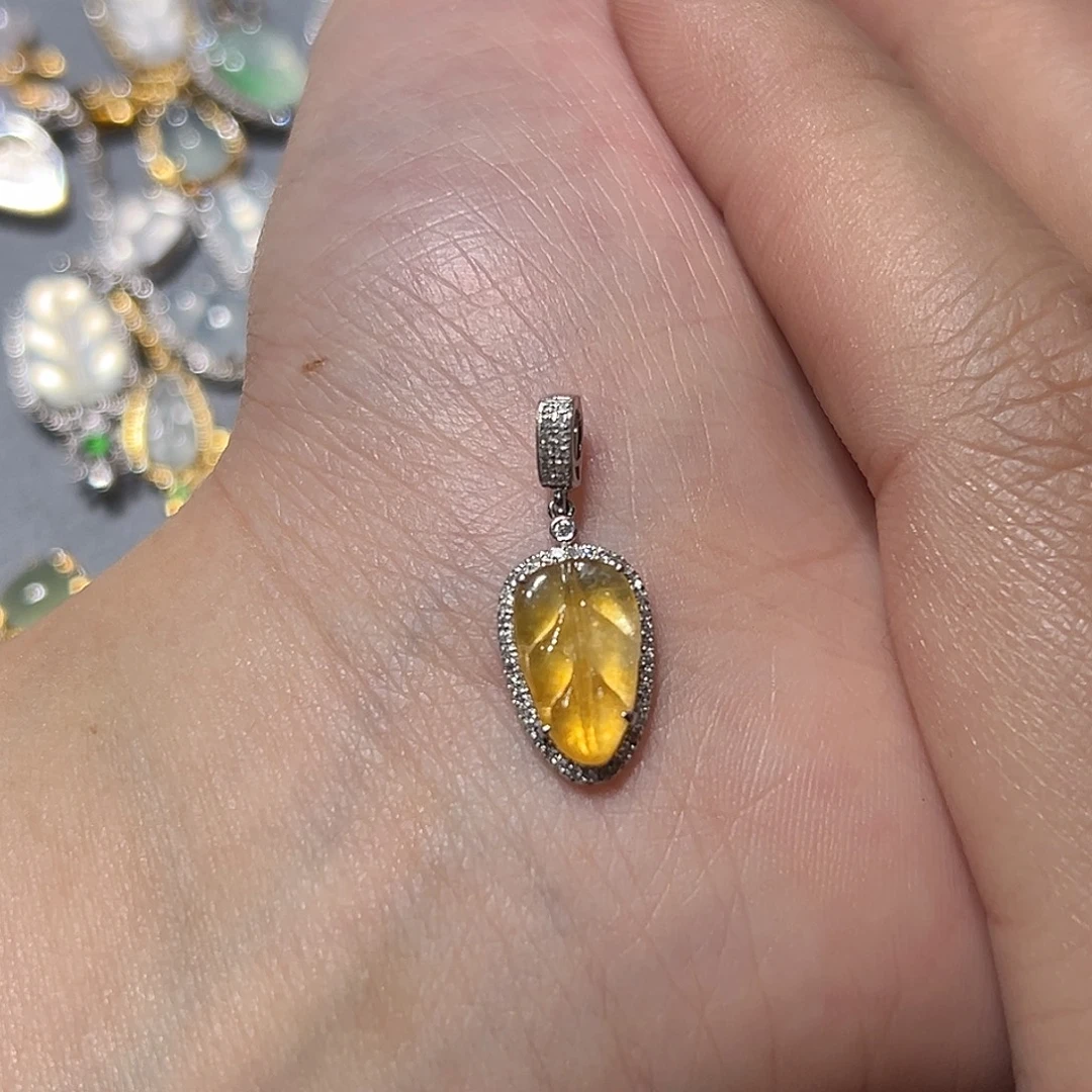 宏***厂翡翠18K金镶嵌颈饰