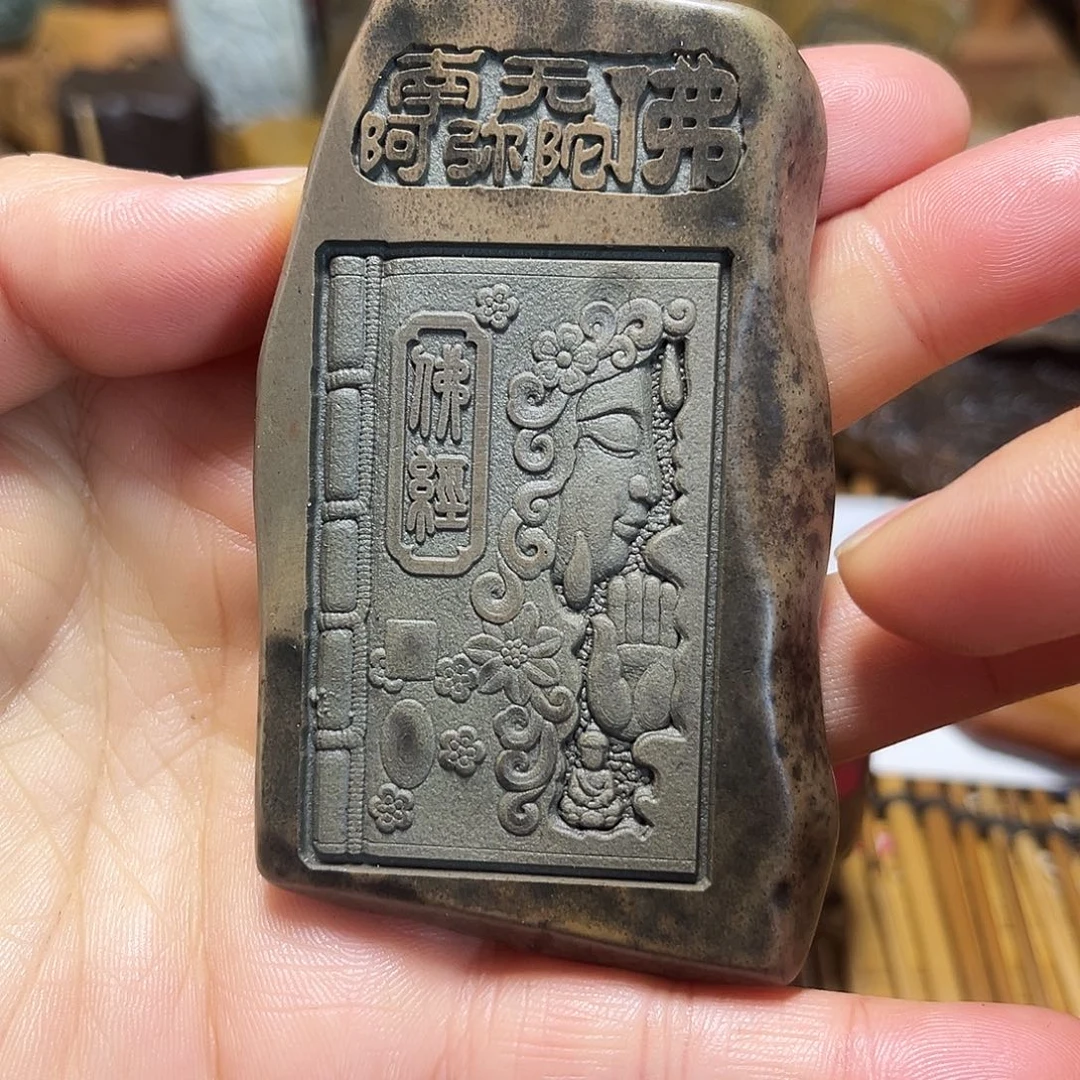 新疆原石雕刻手把件