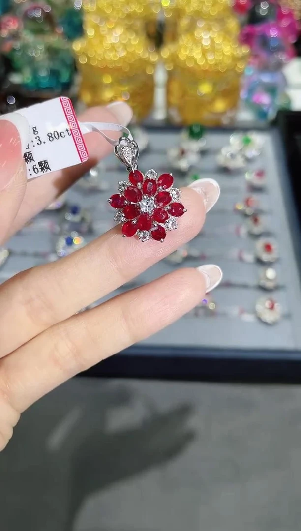 18K金镶嵌红宝石吊坠