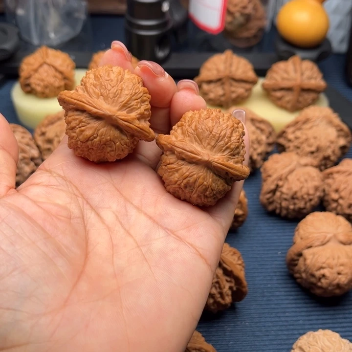 文玩核桃吊坠38血麒麟