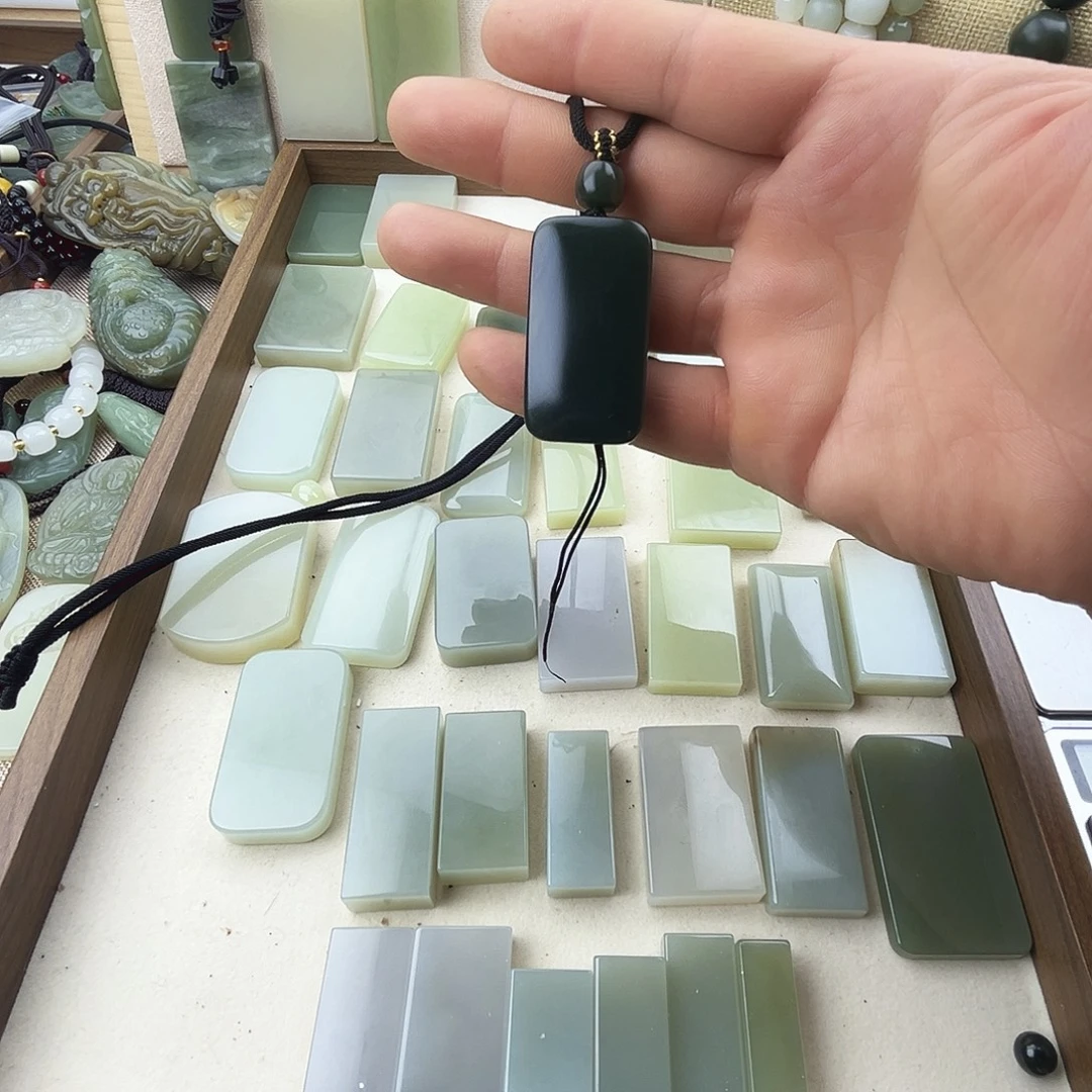 小***儿和田玉未镶嵌颈饰