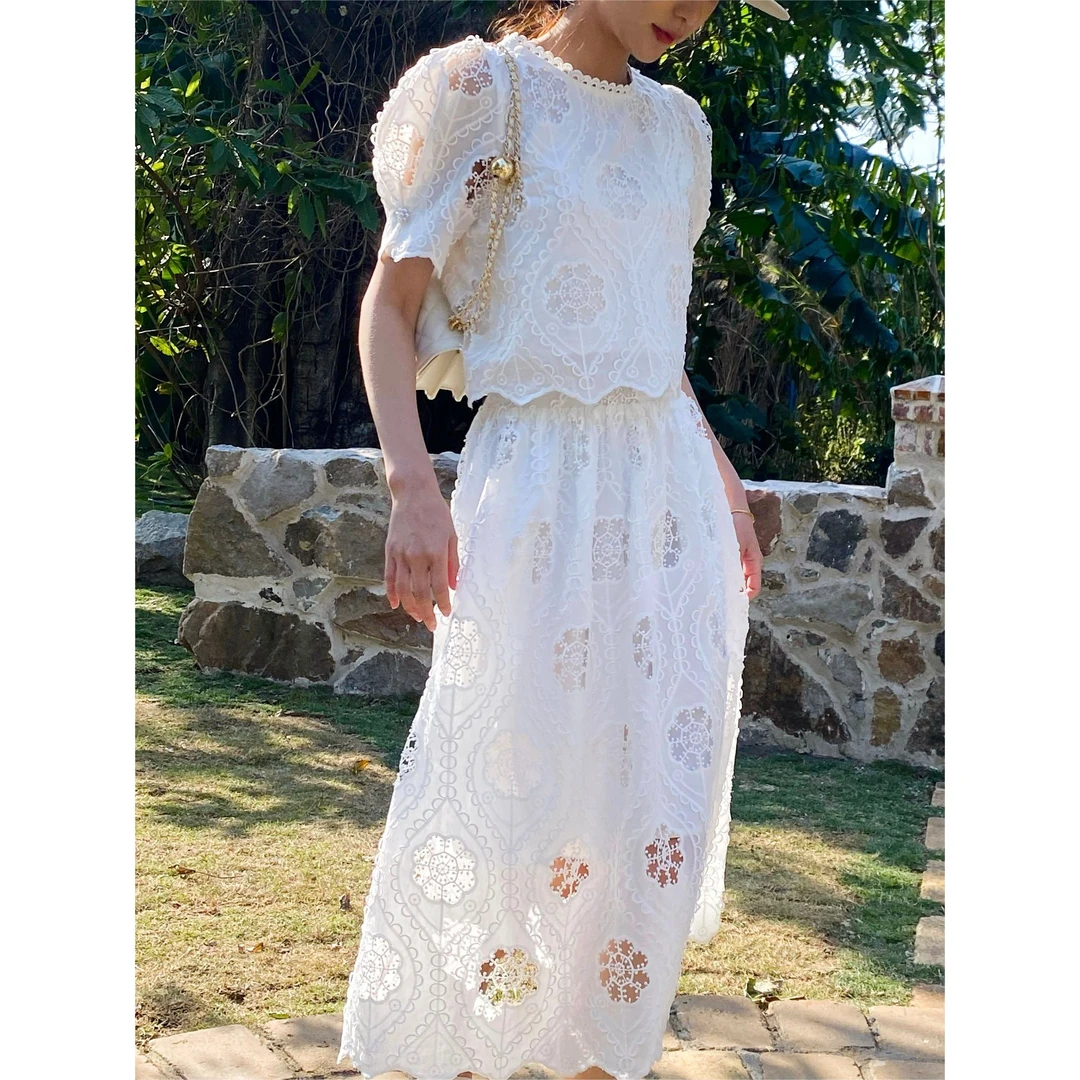 MN.深圳南油原创法式重工拼接绣花夏季气质白色显瘦镂空短袖套装