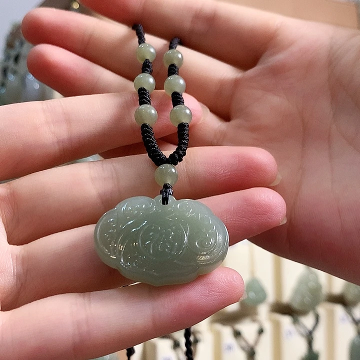 和田玉未镶嵌颈饰哆****?