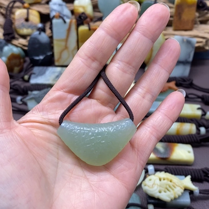 蛇纹石玉未镶嵌颈饰