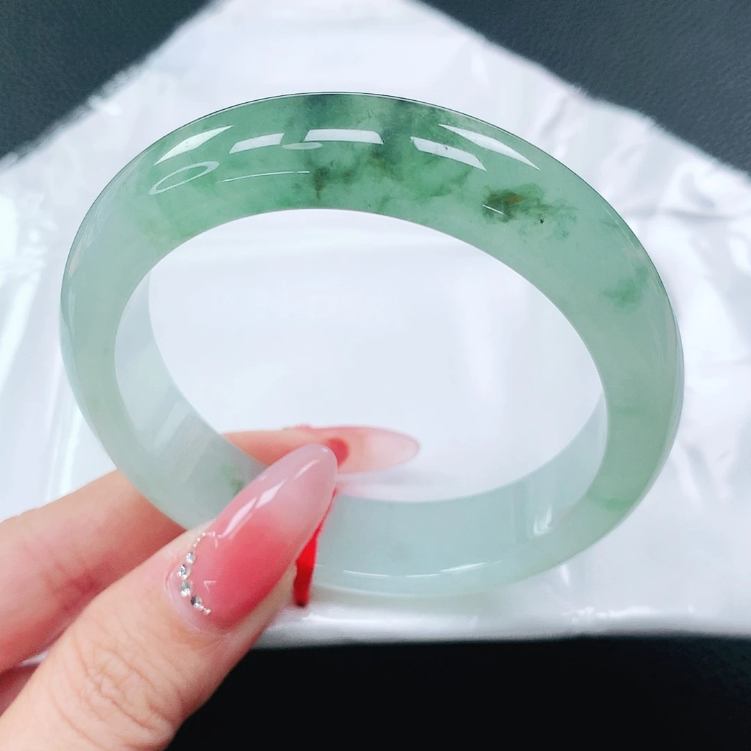 翡翠手镯未镶嵌55圈