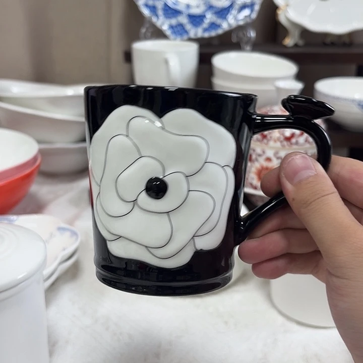 黑色山茶花马克杯。