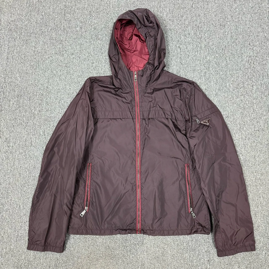 95新 Prada/普拉达 12117408  酒红色 三角标尼龙拉链外套 48码
