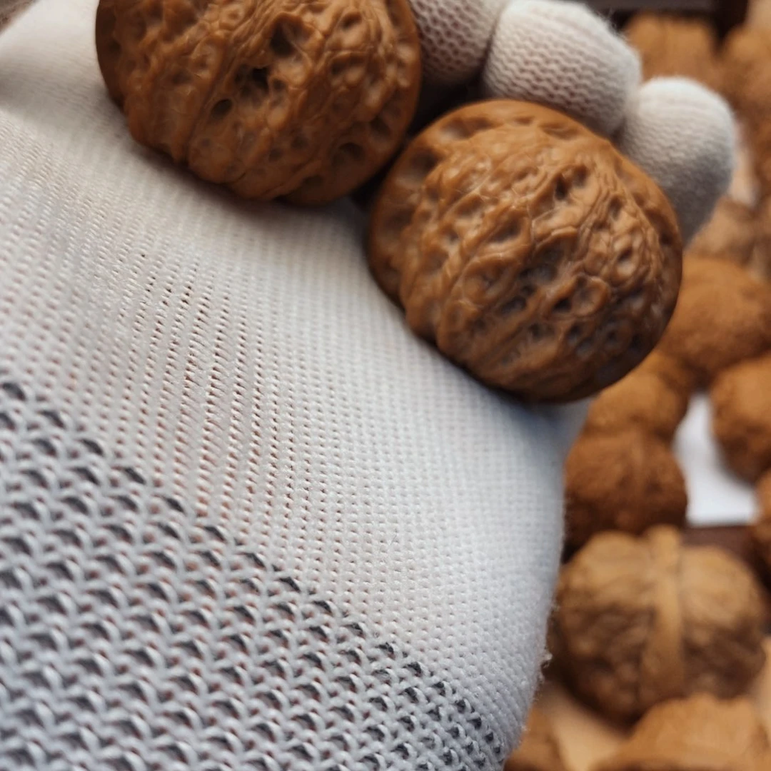 文玩核桃吊坠血麒麟