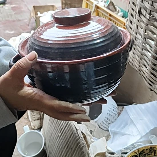 瓷库存微瑕铁红釉砂锅中