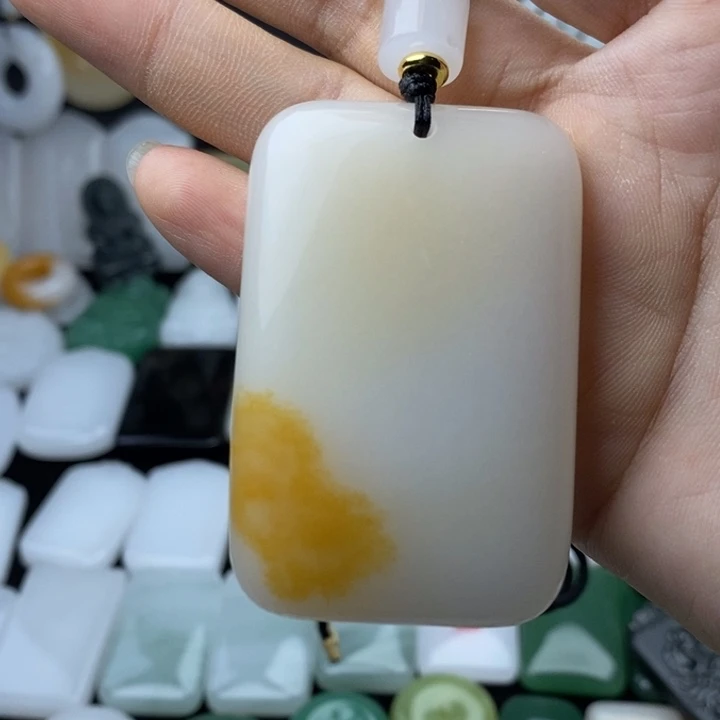 一***只石英质玉未镶嵌颈饰