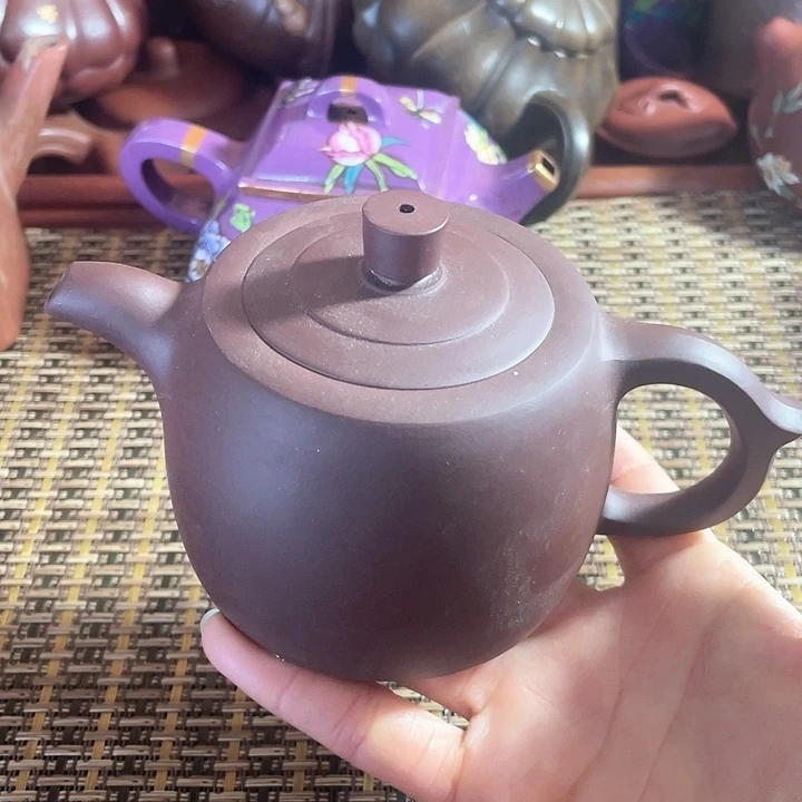 紫砂茶壶原矿泥料手工制作的紫砂壶。