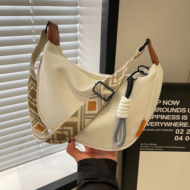 休闲尼龙布包包女2025新款时尚爆款斜挎饺子包百搭小众单肩通勤包