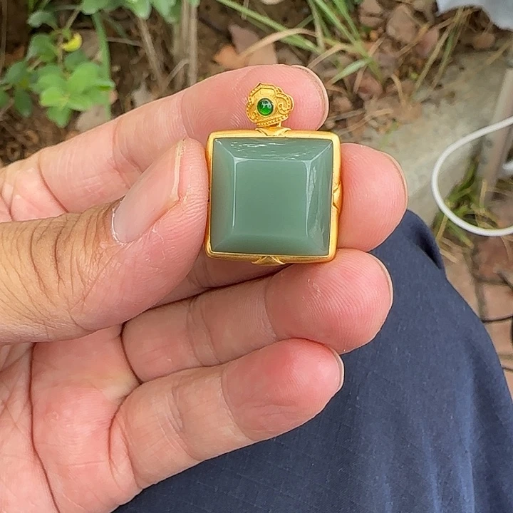 颈饰18K金镶嵌和田玉（碧玉）