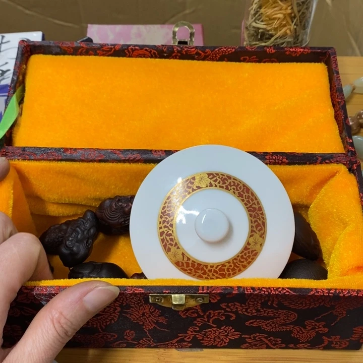 瓷片哈中工工艺品一件