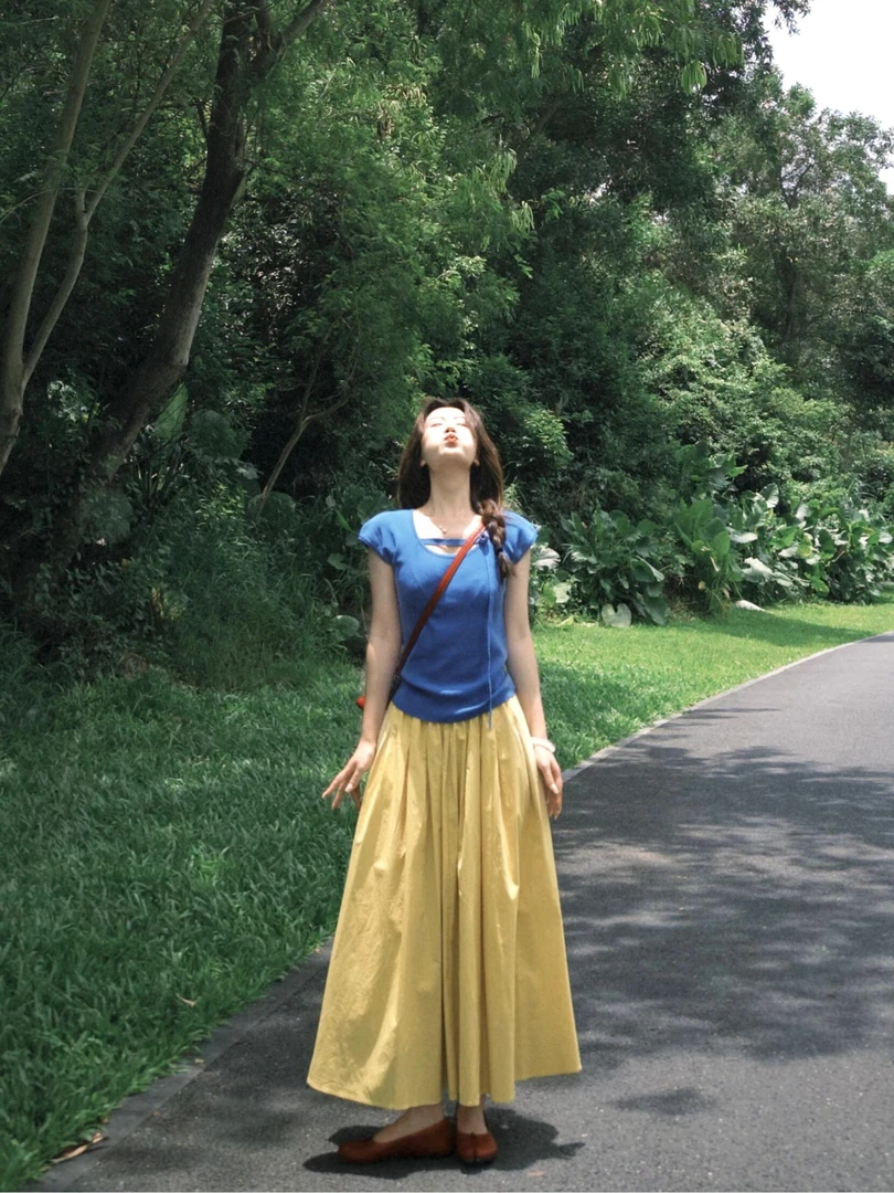 2025夏季韩系温柔风设计感立体花朵蓝色针织上衣搭配半身裙两件套