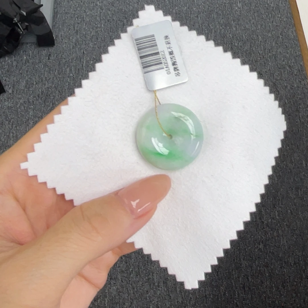 翡翠未镶嵌颈饰平安扣