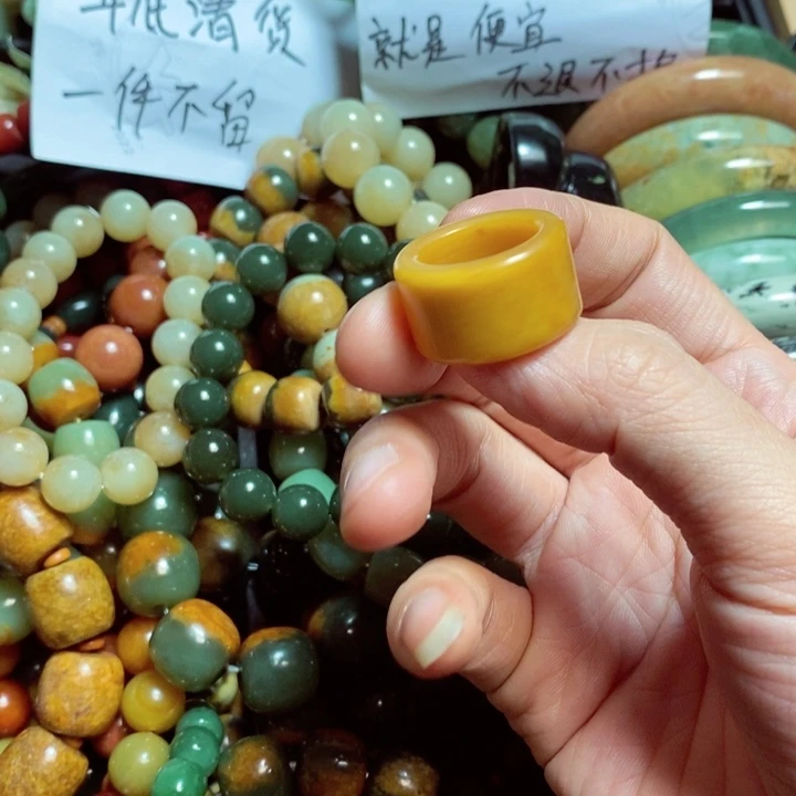蛇纹石玉颈饰未镶嵌