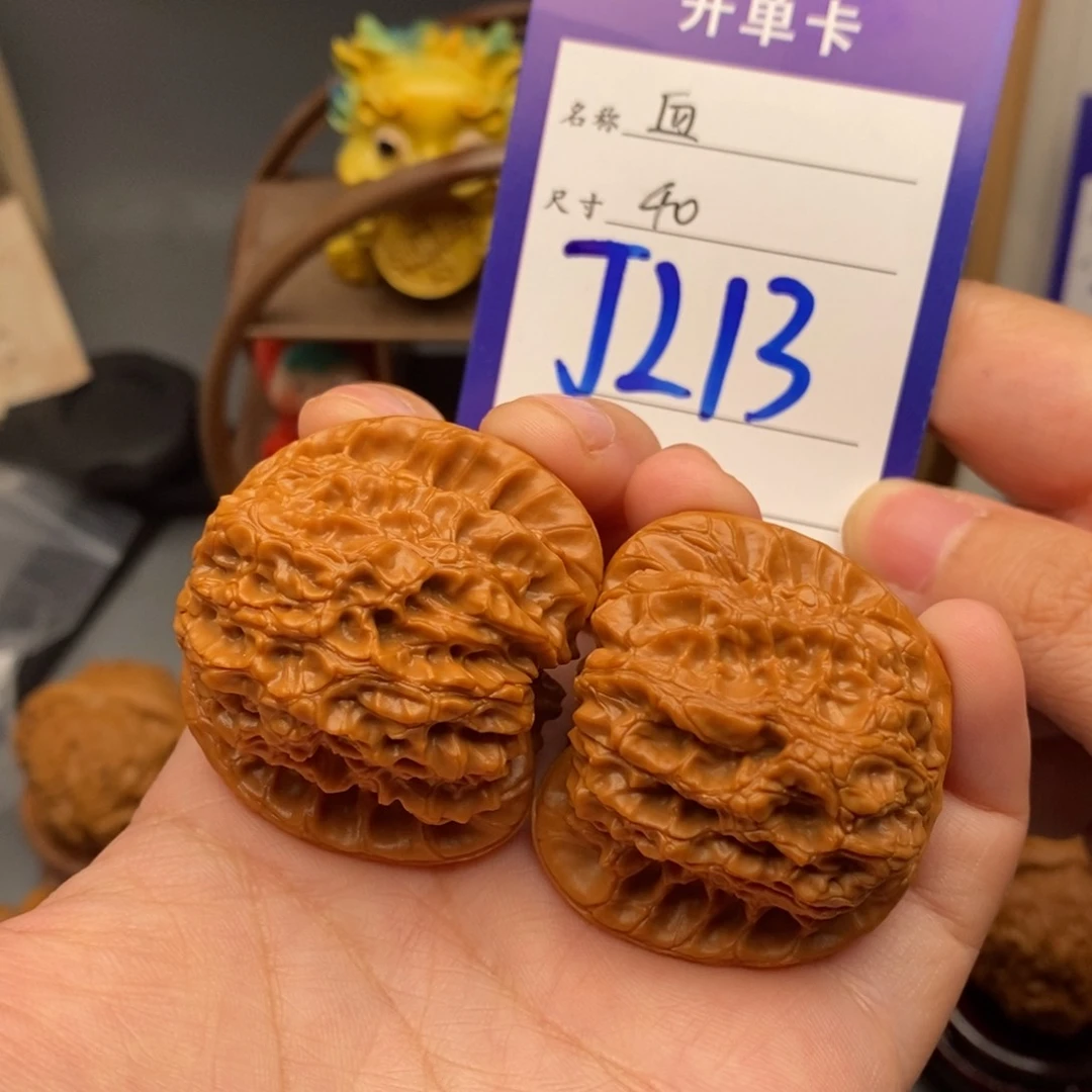 文玩核桃吊坠40血麒麟