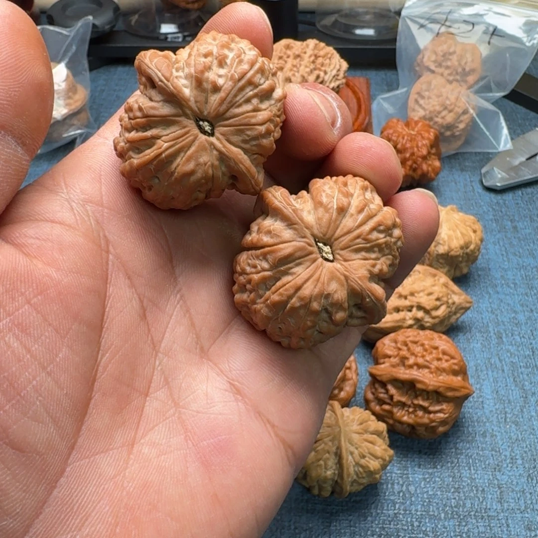 文玩核桃吊坠血麒麟核桃