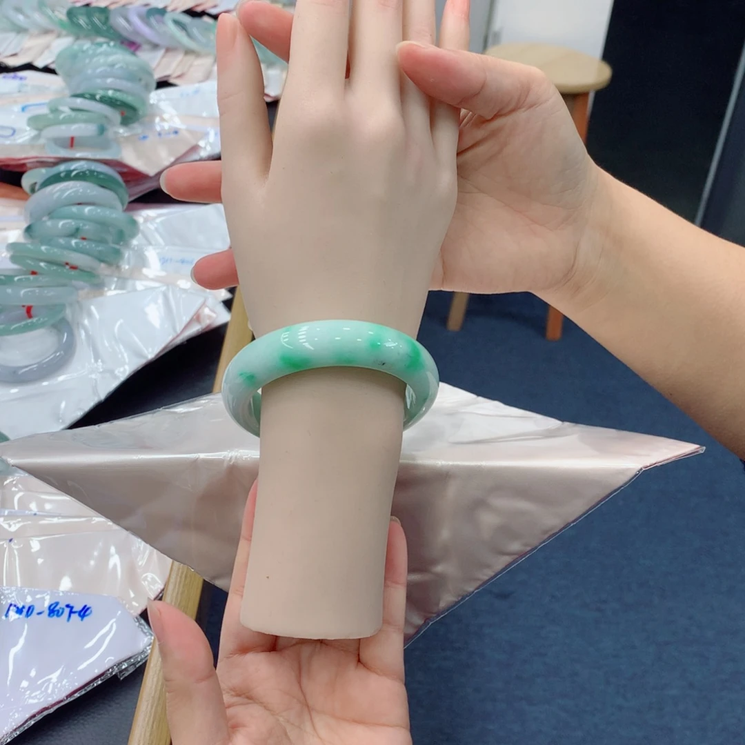 翡翠未镶嵌手镯48小时