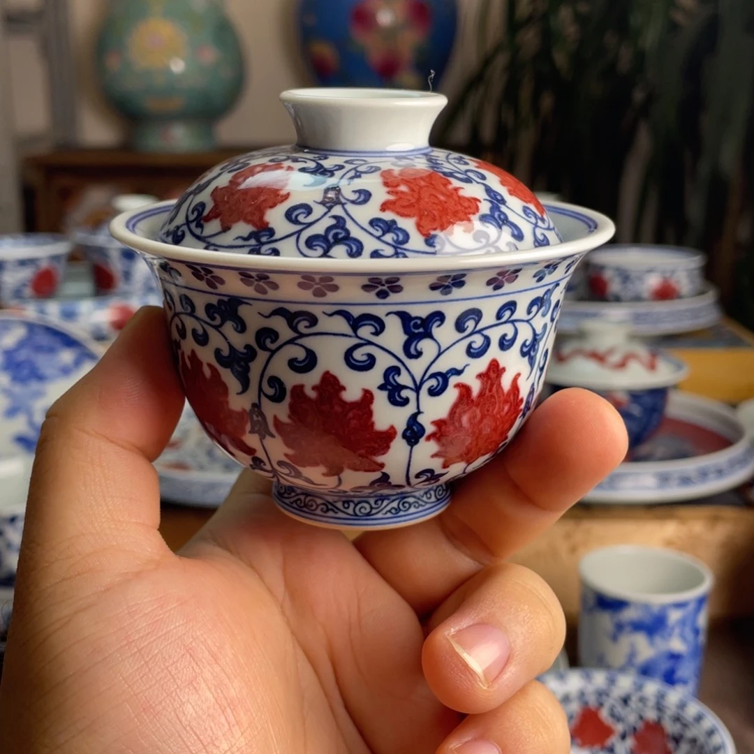 釉里红缠枝莲盖碗