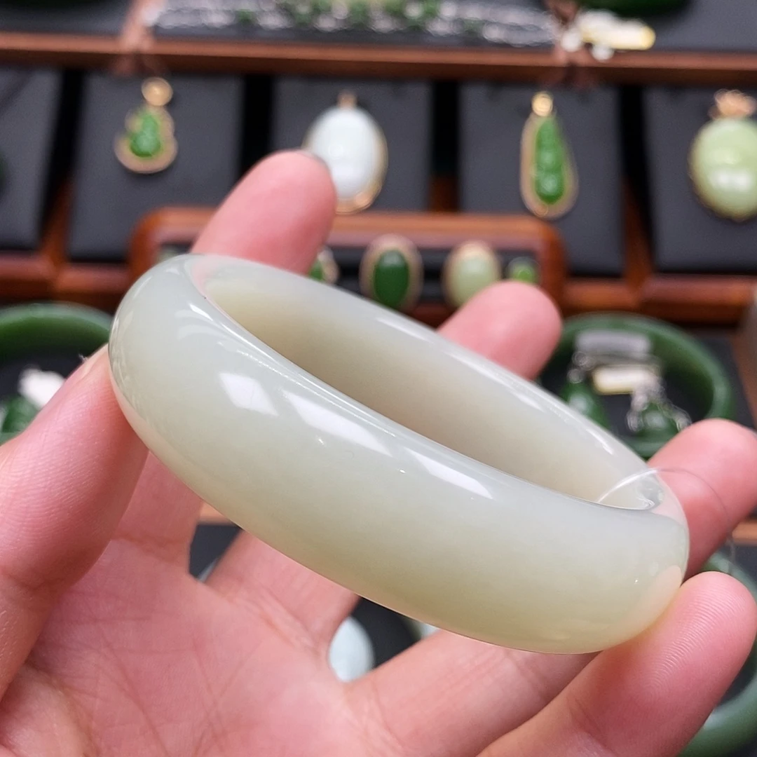 和田玉未镶嵌手镯