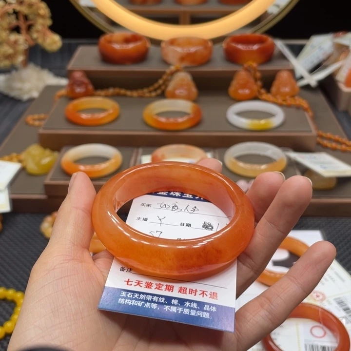 如***生石英质玉（黄龙玉）合金手镯