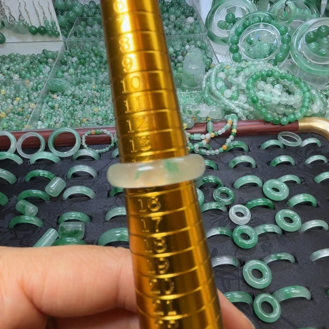 石英质玉（非洲翠）未镶嵌散珠戒指