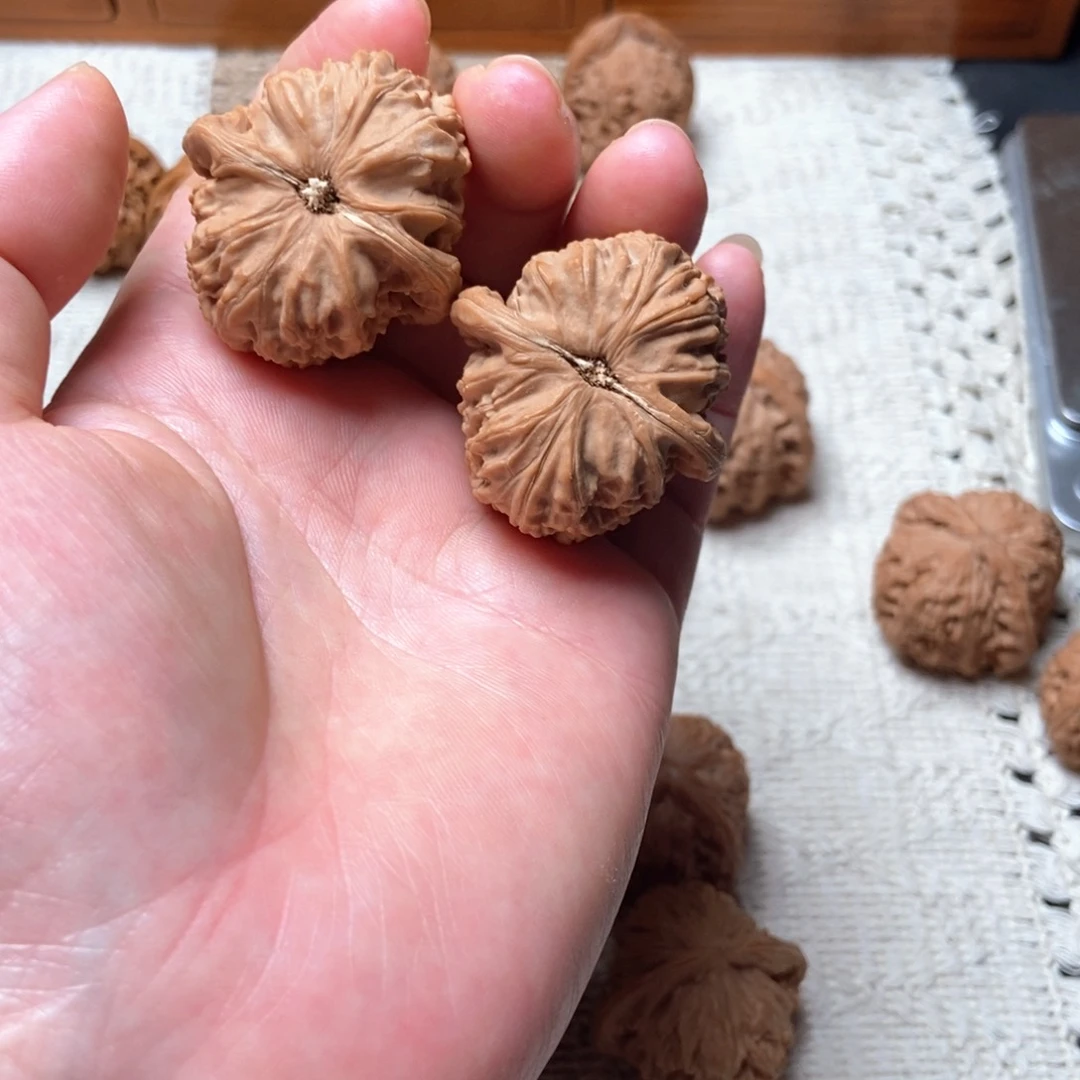 羊***哥文玩核桃吊坠白狮子核桃