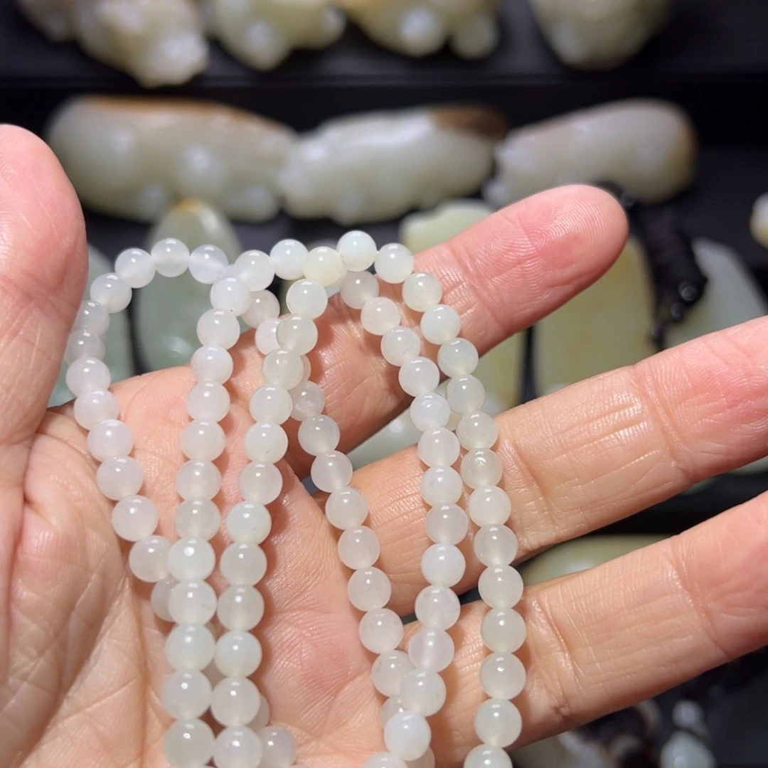 依***稠和田玉未镶嵌颈饰