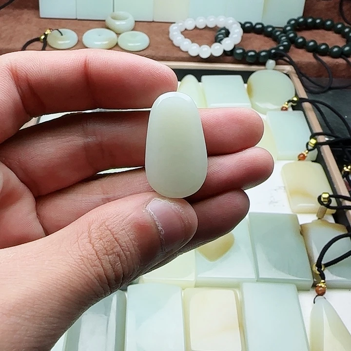 大***）和田玉未镶嵌颈饰