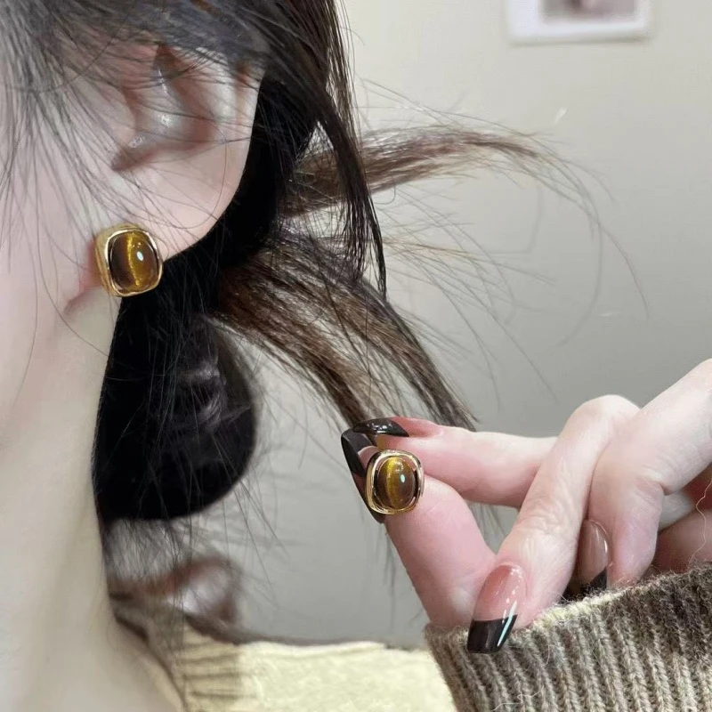 铜合金耳饰 铜合金耳饰美拉德色系猫眼耳钉秋冬款小众首饰高级感