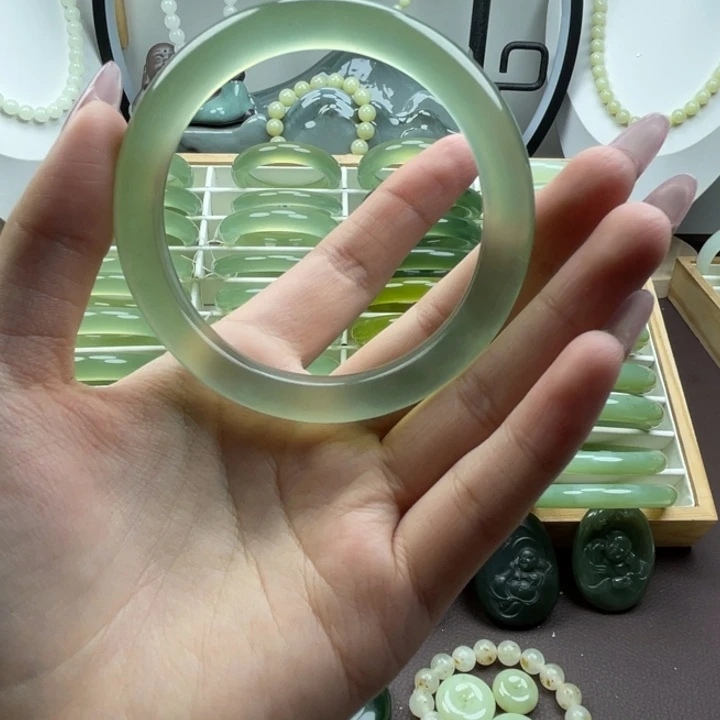 呱***鸭蛇纹石玉未镶嵌手镯
