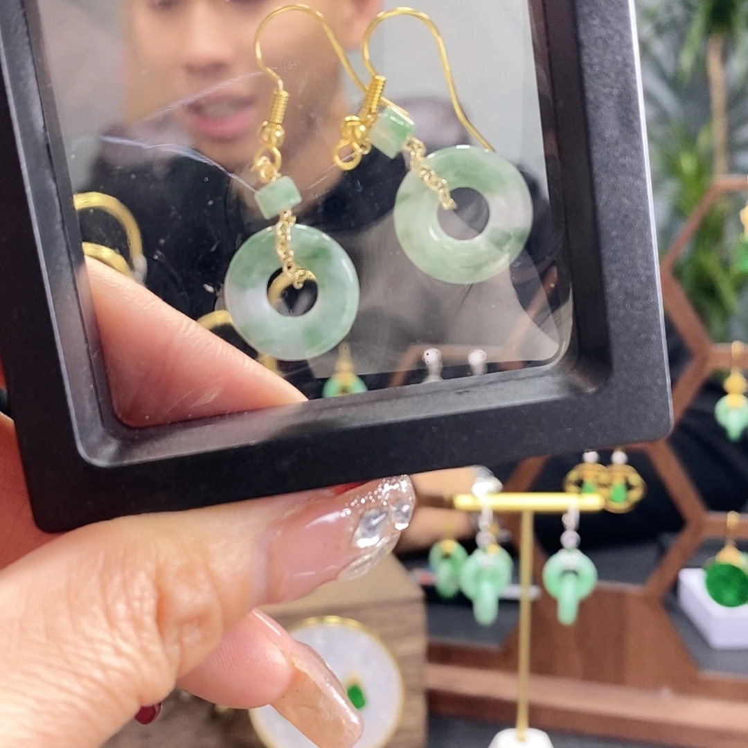 翡翠耳饰未镶嵌翡翠