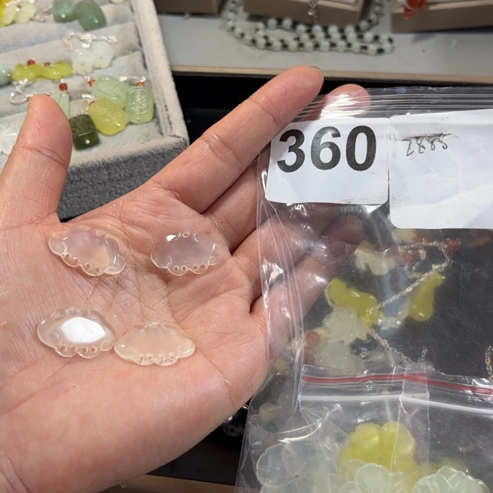 蛇纹石玉耳饰未镶嵌猫**令