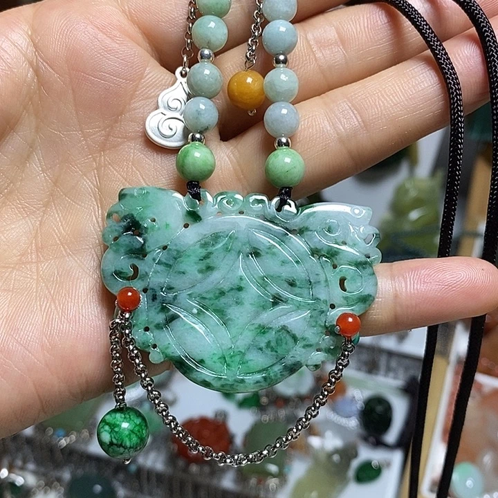 翡翠未镶嵌吊坠(赠链)