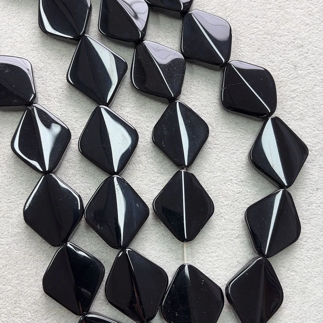 玛瑙/玉髓未镶嵌珠宝半成品27×31黑玛菱形边切一条