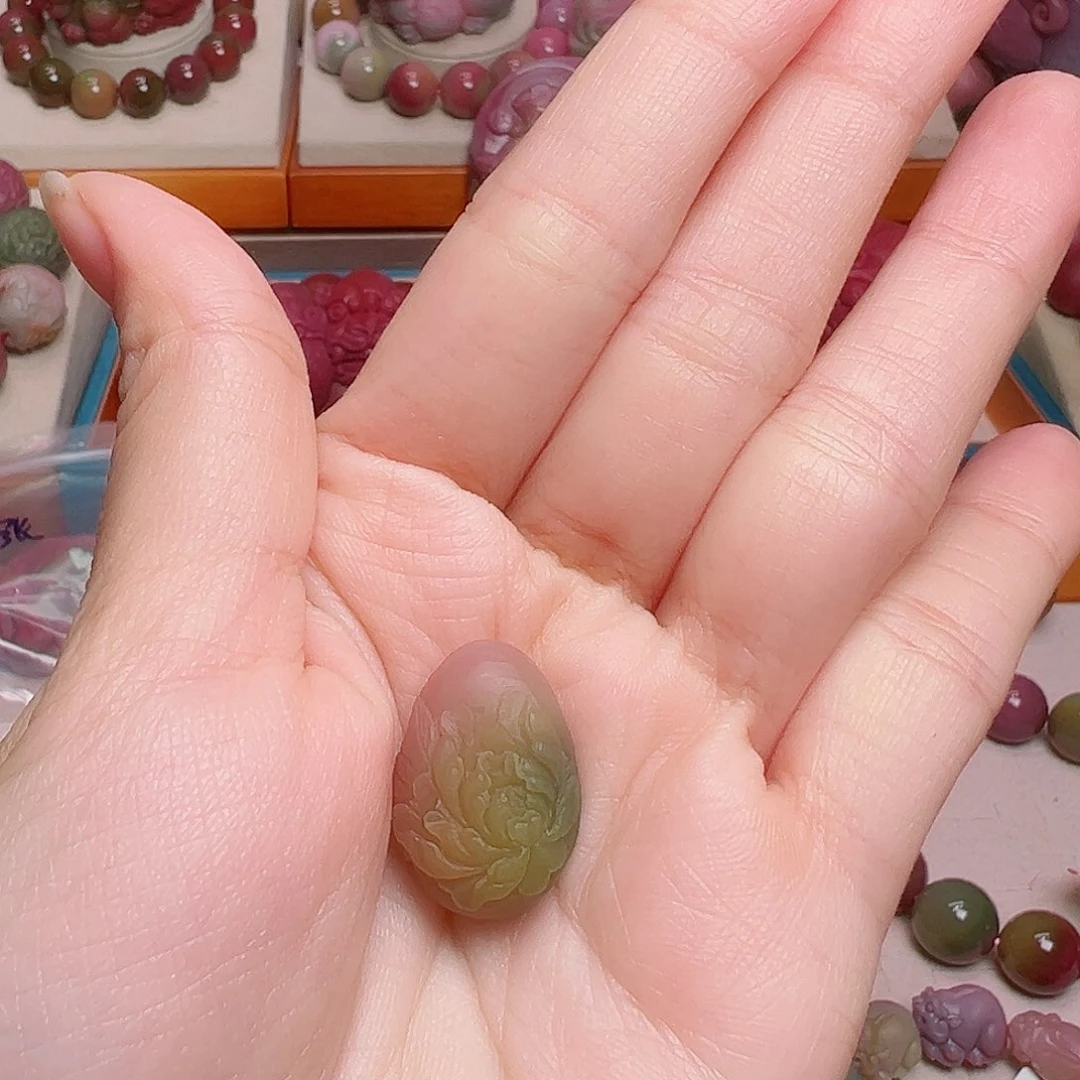 未镶嵌定制石英质玉（盐源）乌**哈