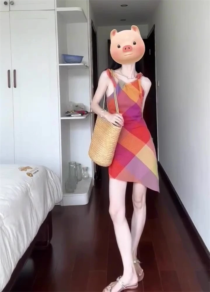 彩色格纹撞色连衣裙女夏季设计感小众修身显瘦无袖斜边挂脖吊带裙