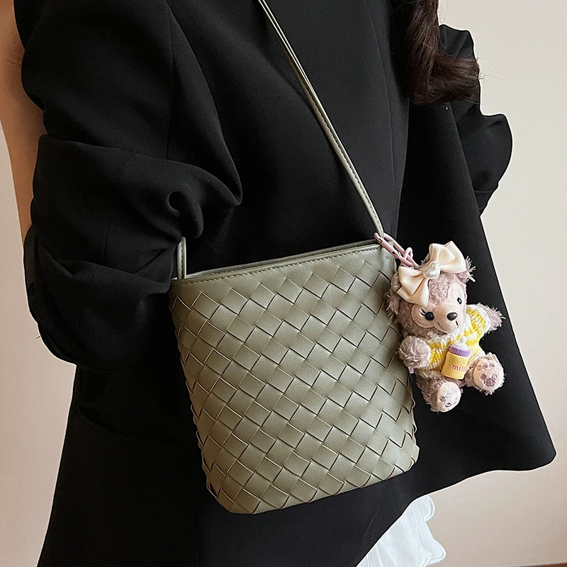 编织纹水桶包包女2025春季新款洋气简约单肩斜挎小包韩版大容量包