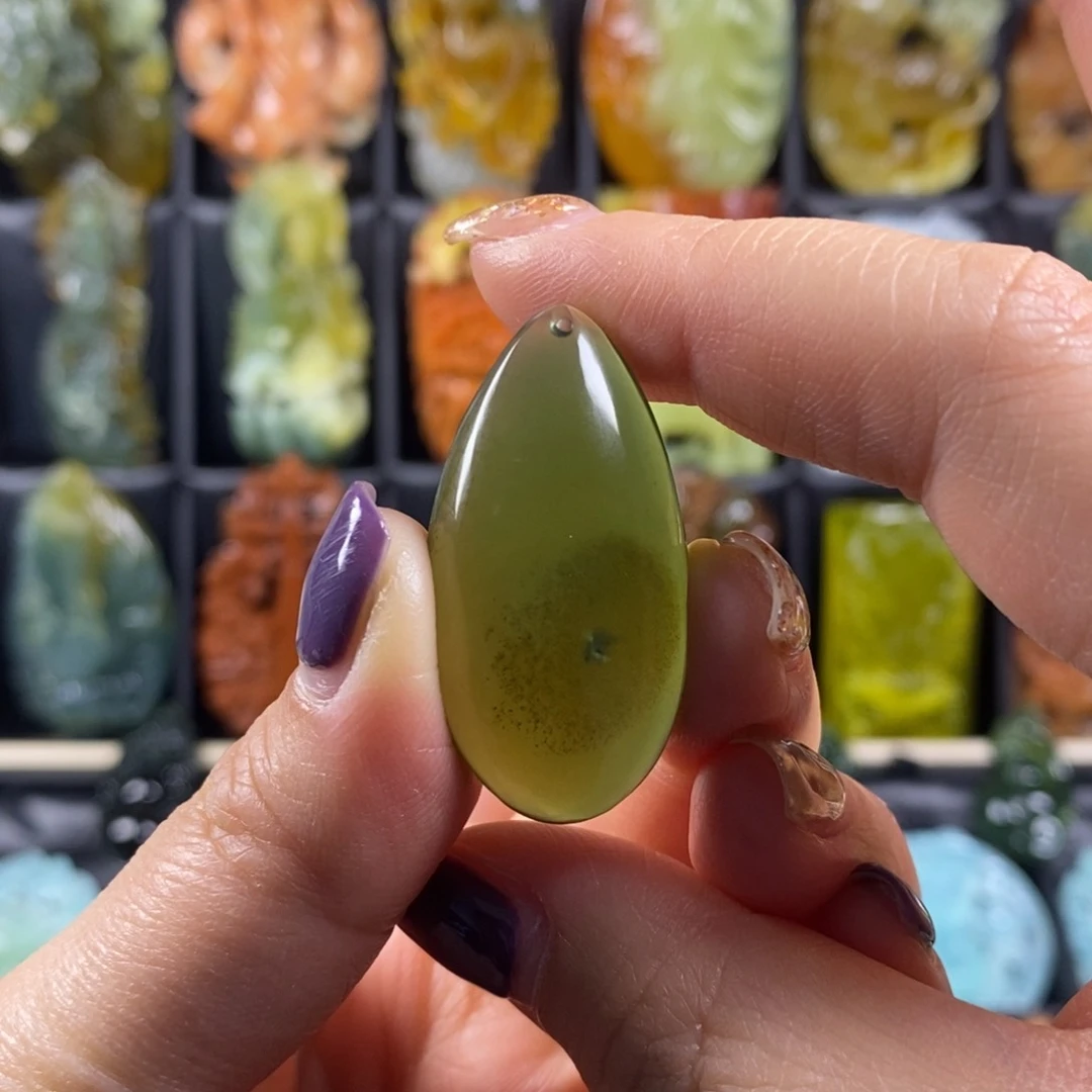 蛇纹石玉颈饰合金